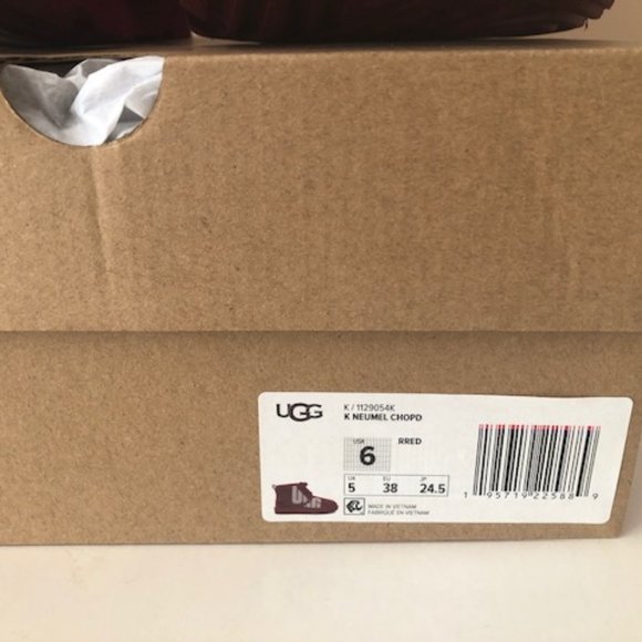 UGG Neumel Suede Leather Red Chopd Split Chukka Boot. Size: 7, 8 - Picture 11 of 14